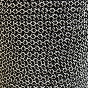Paracord 550 Type III nailonnyöri, 38 väriä, Musta-valko-käärmekuvio (081)